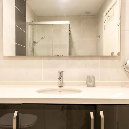 Spacious Perfect Flat With Private Pool Apartman *